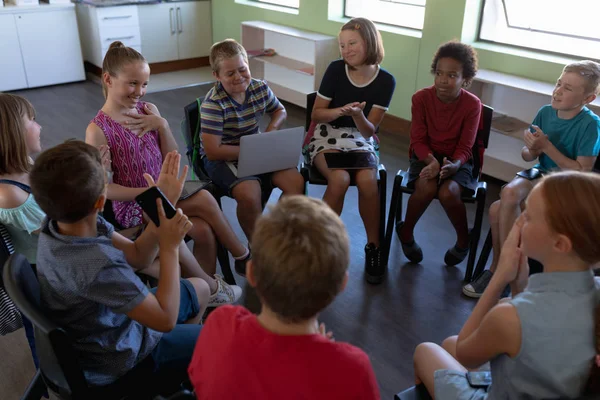Visão Alto Ângulo Grupo Diversificado Crianças Ensino Fundamental Sentadas Cadeiras — Fotografia de Stock