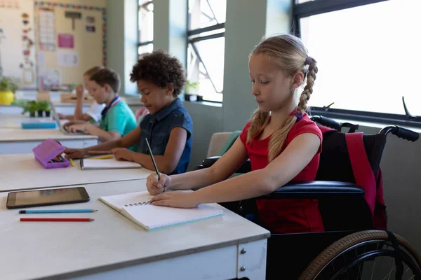 Zijaanzicht Van Een Blank Schoolmeisje Met Blond Haar Vlechten Zittend — Stockfoto