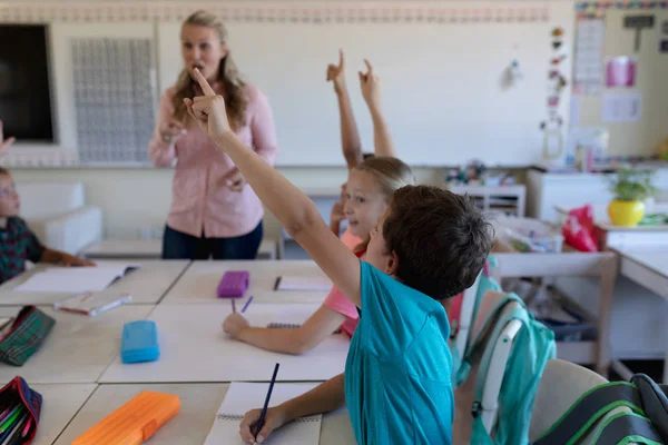 Oldalnézet Egy Csoport Kaukázusi Iskolás Gyerek Asztaloknál Egy Általános Iskolai — Stock Fotó