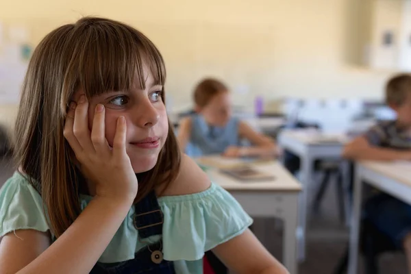 Vue Face Gros Plan Une Écolière Caucasienne Ennuyée Assise Bureau — Photo