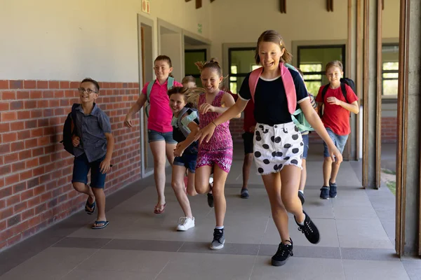 Vista Frontal Grupo Diverso Escolares Con Pantalones Cortos Faldas Mochilas — Foto de Stock