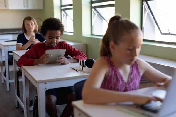 Előnézet Egy Változatos Csoport Három Iskolás Gyermek Asztaloknál Személyes Számítógépek — Stock Fotó