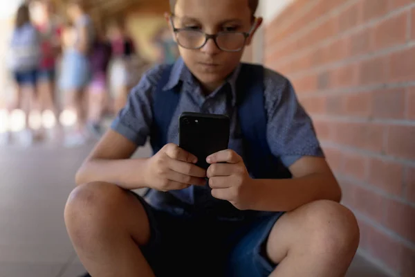 Cephede Gözlüklü Şortlu Sırt Çantalı Beyaz Bir Çocuğun Okul Bahçesinde — Stok fotoğraf