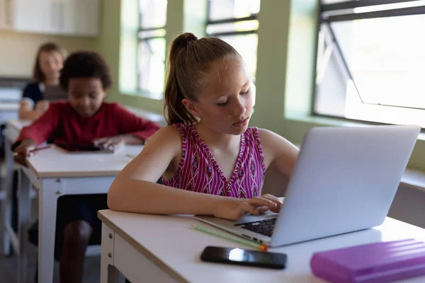 Vista Frontal Una Colegiala Caucásica Con Pelo Largo Una Cola — Foto de Stock