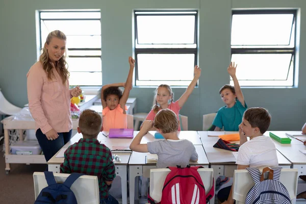 Vista Frontal Una Maestra Escuela Primaria Caucásica Con Pelo Largo —  Fotos de Stock