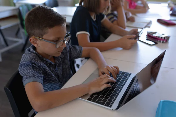 Oldalnézet Egy Fehér Iskolás Fiú Szemüveges Egy Asztalnál Egy Laptop — Stock Fotó