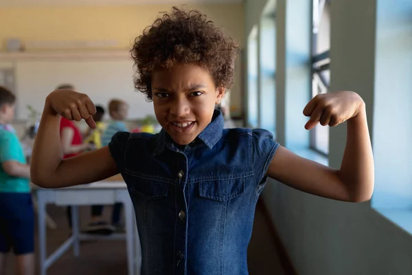 Retrato Cerca Una Colegiala Afroamericana Con Vestido Mezclilla Pie Flexionando —  Fotos de Stock