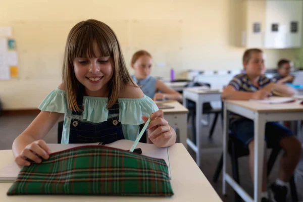 Vue Face Gros Plan Une Écolière Caucasienne Assise Bureau Prenant — Photo