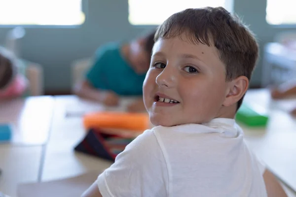 Rückansicht Eines Kaukasischen Schülers Der Einem Schreibtisch Einem Klassenzimmer Der — Stockfoto