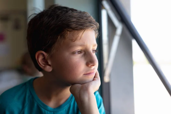 Portret Van Een Blanke Schooljongen Een Blauw Shirt Zittend Aan — Stockfoto