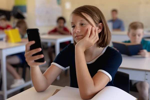 Vorderseite Nahaufnahme Einer Kaukasischen Schülerin Die Mit Einem Smartphone Einem — Stockfoto