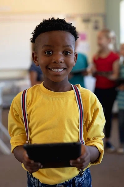 Vooraanzicht Close Van Een Afro Amerikaanse Schooljongen Met Een Geel — Stockfoto