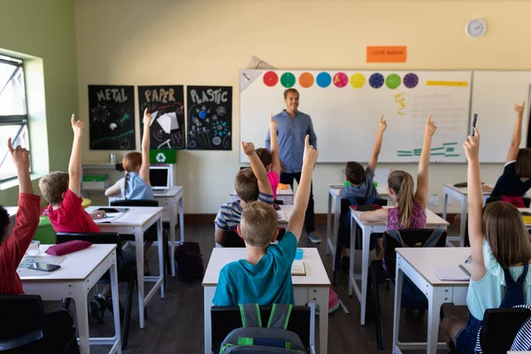 Vista Frontal Maestro Escuela Caucásico Frente Grupo Diverso Niños Sentados —  Fotos de Stock