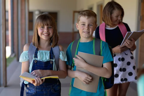 Vista Frontal Una Colegiala Caucásica Colegial Pie Pasillo Aire Libre — Foto de Stock