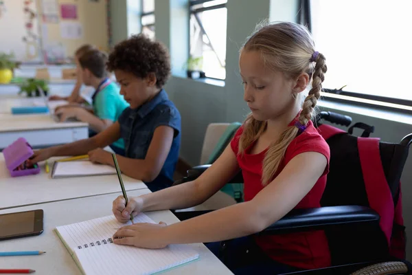 Zijaanzicht Close Van Een Blank Schoolmeisje Met Blond Haar Vlechten — Stockfoto