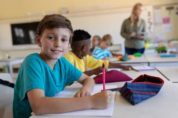 Portret Van Een Blanke Schooljongen Met Een Blauw Shirt Aan — Stockfoto