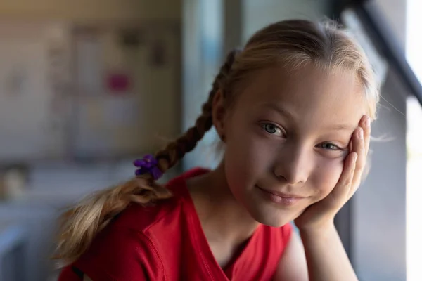 Portret Van Een Verveeld Blank Schoolmeisje Met Blond Haar Een — Stockfoto