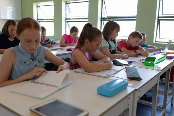 Vista Frontal Grupo Diverso Escolares Sentados Escritorios Trabajando Durante Una — Foto de Stock