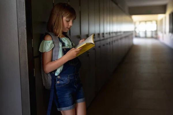 Vista Laterale Una Studentessa Caucasica Con Indosso Uno Zaino Pantaloncini — Foto Stock