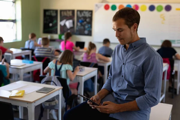 Seitenansicht Eines Kaukasischen Männlichen Lehrers Der Einem Schreibtisch Einem Klassenzimmer — Stockfoto