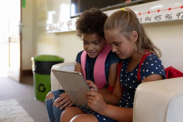 Zijaanzicht Van Een Blanke Een Afro Amerikaans Schoolmeisje Die Een — Stockfoto