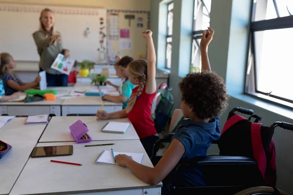 Zijaanzicht Van Een Diverse Groep Schoolkinderen Die Aan Bureaus Zitten — Stockfoto