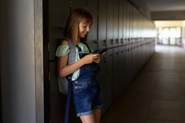 Sırt Çantası Tulum Giyen Beyaz Bir Kız Öğrenci Koridordaki Dolaplara — Stok fotoğraf