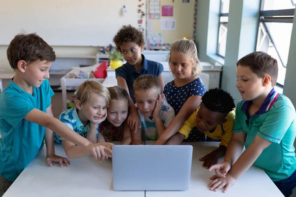 Hoge Hoek Vooraanzicht Van Een Diverse Groep Van Acht Schoolkinderen — Stockfoto