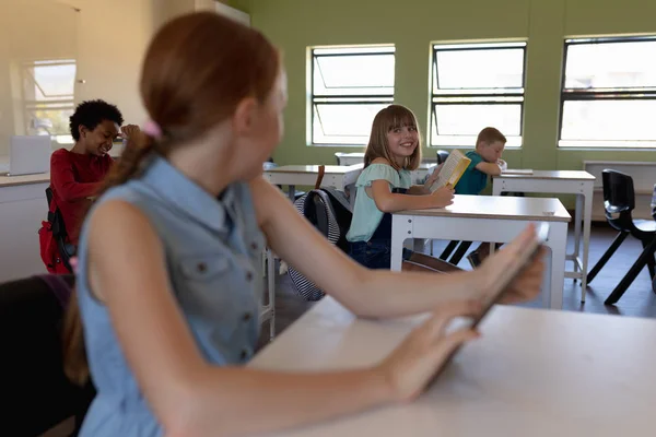 Zijaanzicht Close Van Een Blank Schoolmeisje Met Rood Haar Een — Stockfoto