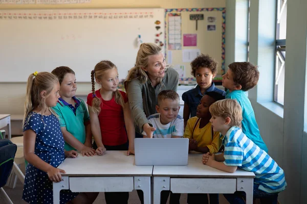 Vista Frontal Una Maestra Escuela Primaria Caucásica Con Pelo Largo — Foto de Stock