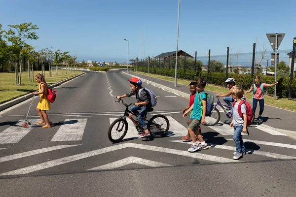 Vue Latérale Groupe Diversifié Écoliers Sur Scooter Des Vélos Marche — Photo