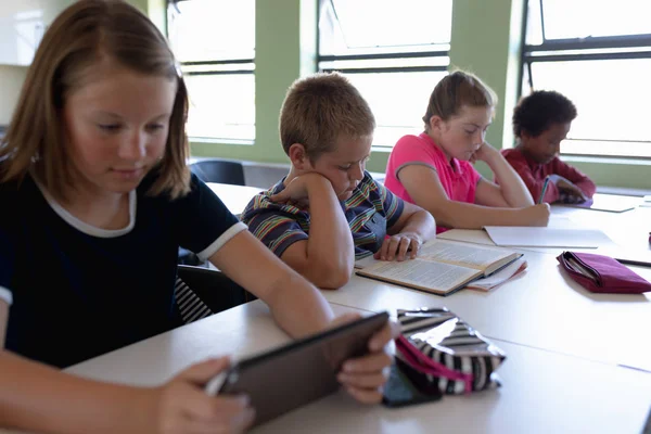 Seitenansicht Einer Vielfältigen Gruppe Von Schulkindern Die Schreibtisch Sitzen Und — Stockfoto