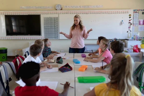 Widok Przodu Białej Kobiety Nauczycielki Szkoły Podstawowej Długimi Blond Włosami — Zdjęcie stockowe