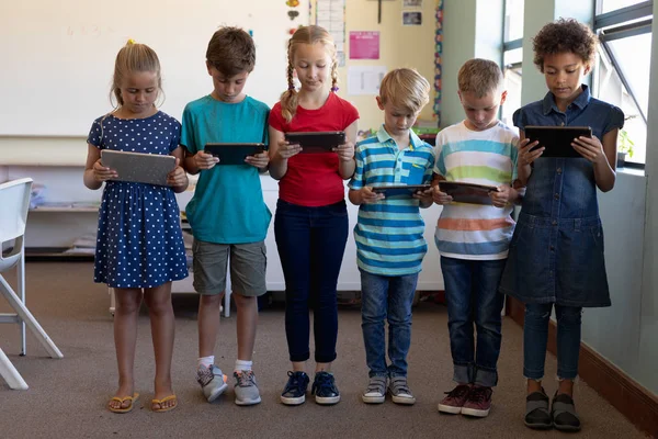 Vooraanzicht Van Een Diverse Groep Schoolkinderen Die Een Rij Staan — Stockfoto