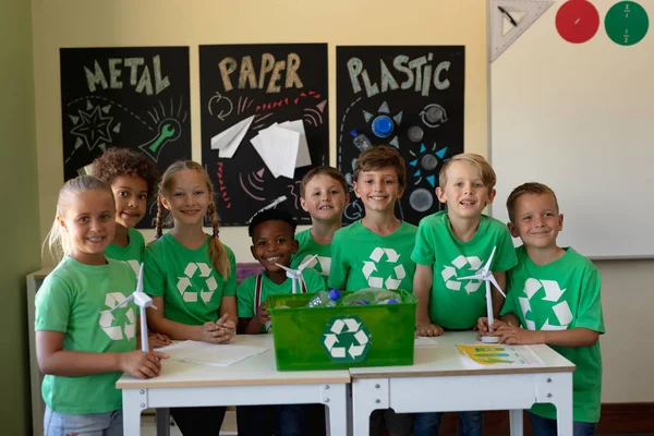 Retrato Grupo Diversificado Oito Crianças Idade Escolar Vestindo Camisetas Verdes — Fotografia de Stock