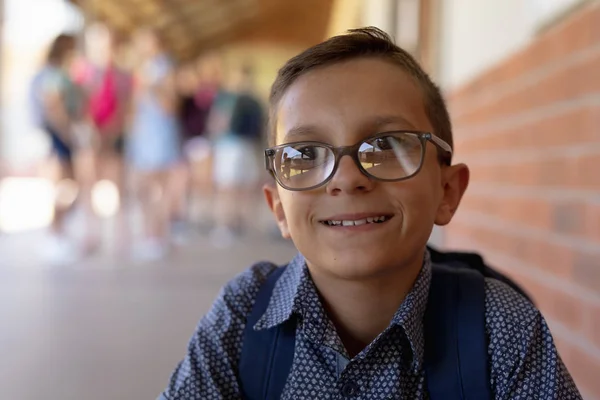 Porträt Eines Kaukasischen Schülers Mit Brille Der Lächelnd Einer Wand — Stockfoto