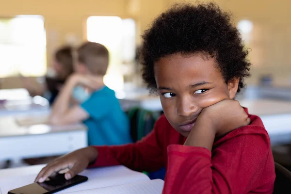 Vorderseite Nahaufnahme Eines Gelangweilten Afrikanisch Amerikanischen Schuljungen Der Einem Schreibtisch — Stockfoto