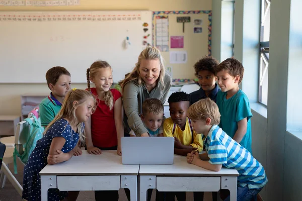 Vue Face Une Enseignante Caucasienne Primaire Aux Longs Cheveux Blonds — Photo