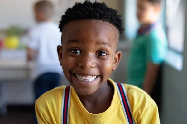 Portrét Zblízka Afroamerického Školáka Krátkými Kudrnatými Vlasy Oblečeného Žluté Košili — Stock fotografie
