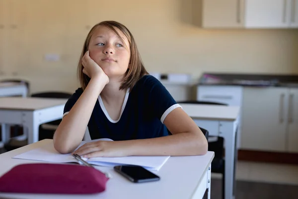 Vista Frontal Una Colegiala Caucásica Aburrida Sentada Escritorio Una Escuela —  Fotos de Stock