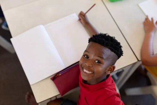 Vysokoúhlý Portrét Afroamerického Školáka Krátkými Vlasy Oblečeného Červené Trička Sedícího — Stock fotografie