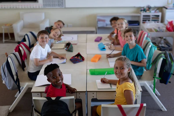 Hög Vinkel Syn Diversifierad Grupp Skolbarn Sitter Vid Skrivbord Arbetar — Stockfoto