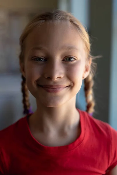 Portret Close Van Een Blank Schoolmeisje Met Blond Haar Vlechten — Stockfoto