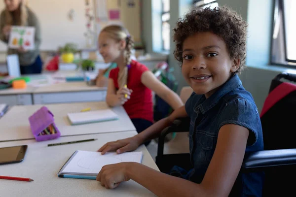 Portret Van Een Afro Amerikaans Schoolmeisje Een Rolstoel Kijkend Naar — Stockfoto