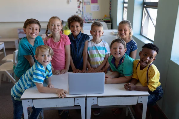 Portrait Grand Angle Groupe Diversifié Huit Écoliers Réunis Autour Bureau — Photo