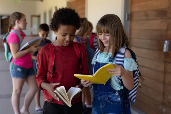 Vista Frontal Colegial Afroamericano Una Colegiala Caucásica Pie Juntos Mirando — Foto de Stock