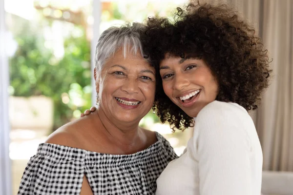 Portrait Close Senior Mixed Race Woman Her Adult Daughter Standing — Stock Photo, Image