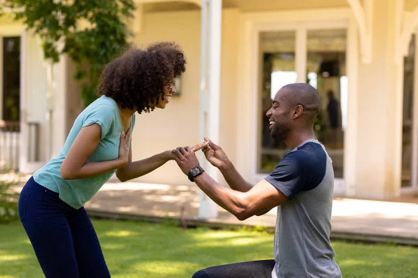 Vista Laterale Vicino Uomo Afroamericano Inginocchiato Giardino Che Propone Alla — Foto Stock