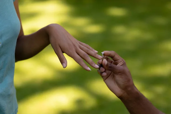 Acercamiento Mano Del Hombre Arrodillado Jardín Proponiéndole Matrimonio Compañera Presentándole —  Fotos de Stock