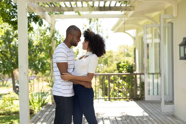 Seitenansicht Eines Gemischten Rassenpaares Das Auf Der Terrasse Vor Ihrem — Stockfoto